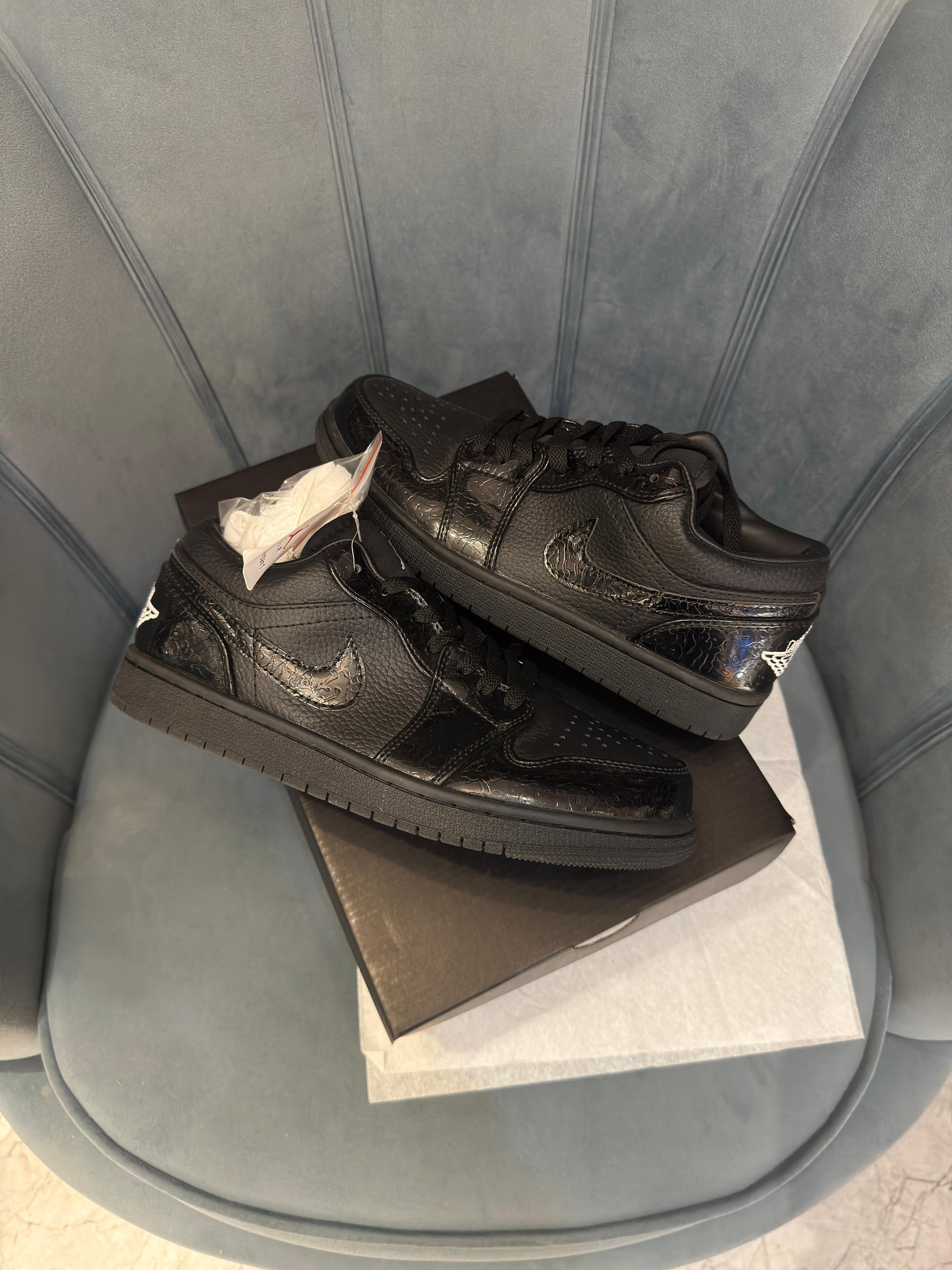 AIR JORDANS RETRO 1 LOW BLACK CROC